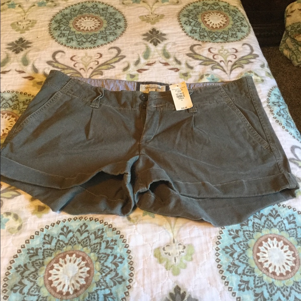 🌟 XxSOLDxX NWT AF Cuffed Shorts ❤️